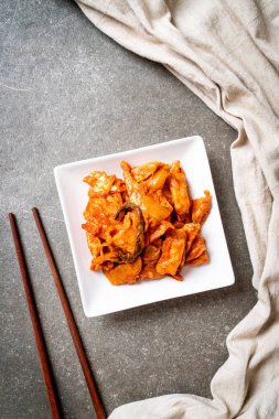 kimchi ile tavada kızartılmış domuz eti