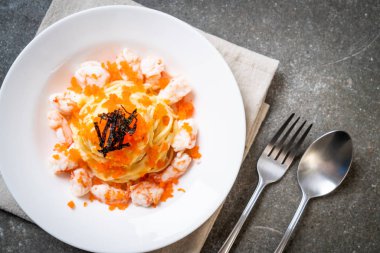 karidesler ve karides yumurtası ile spagetti kremsi