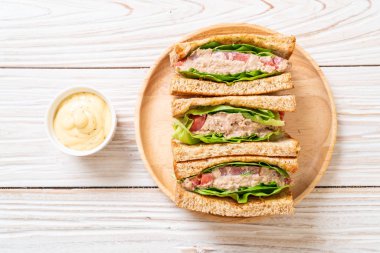 Ev yapımı ton balıklı sandviç 