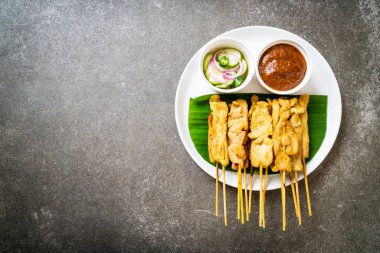 Domuz Satay-ızgara domuz fıstığı sosu veya tatlı ile servis ve 