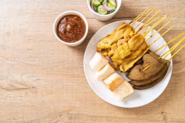 Fıstık sosu ve turşu ile domuz Satay cucumbe olan