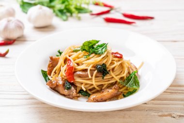 tavuk ve fesleğen ile karıştırın-kızarmış spagetti