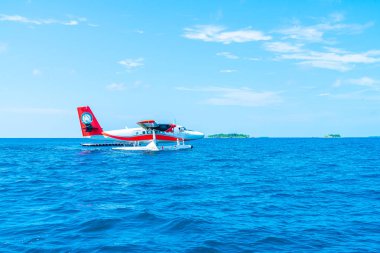 deniz uçağı Maldivler havaalanında havaalıyor 