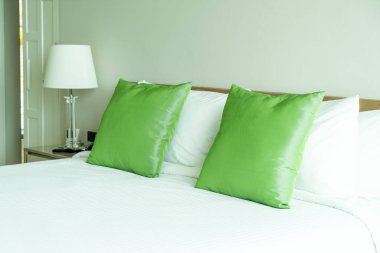 Yatak odasının iç tarafında yastık ve yatak dekorasyonu.