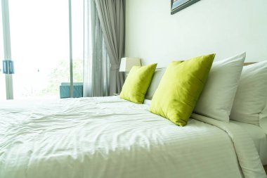 Yatak odasının iç tarafında yastık ve yatak dekorasyonu.