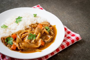 Japon köri pirinç dilimlenmiş domuz eti, havuç ve soğan ile