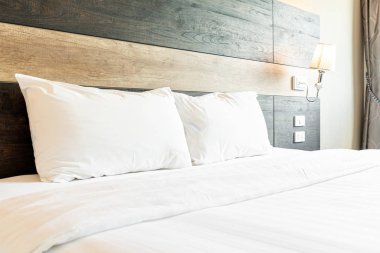 Beyaz rahat yastıklar 