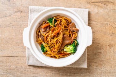 domuz ve sebze ile kızarmış erişte