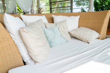 Kanepe sandalyede rahat yastık 