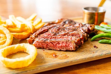 sebze ve patates kızartması ile Orta nadir Sığır biftek