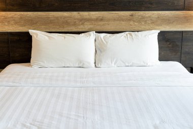 Beyaz rahat yastıklar 