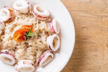 Kalamarlar veya ahtapot risotto