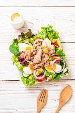 Sebze salatası ve yumurta ile tuna