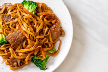 domuz ve sebze ile kızarmış erişte