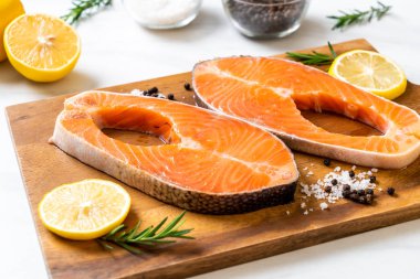 taze çiğ somon fileto biftek