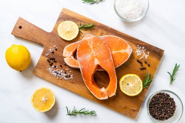 taze çiğ somon fileto biftek