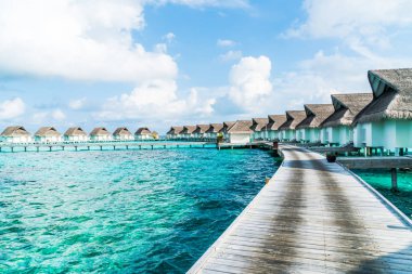 plaj ve deniz ile tropikal Maldivler tatil otel ve ada
