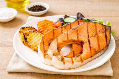 sebze ile ızgara somon biftek fileto