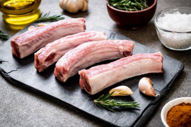Taze Çiğ domuz kaburga malzemelerle