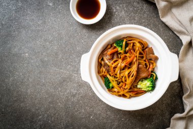 domuz ve sebze ile kızarmış erişte