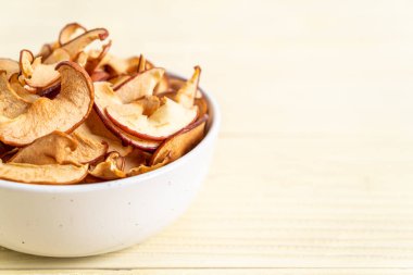 Ev yapımı kurutulmuş organik elma dilimli