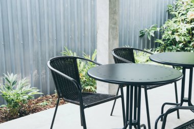 cafe restoranda masa ve sandalye