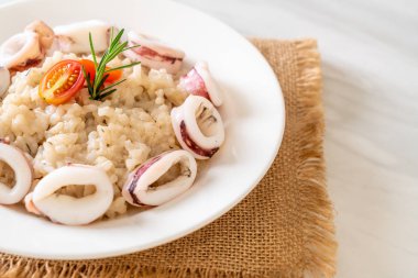 Kalamarlar veya ahtapot risotto