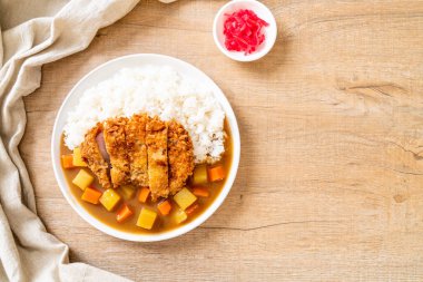 Çıtır çıtır kızarmış domuz pirzola köri ve pilav ile 