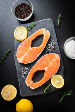 taze çiğ somon fileto biftek