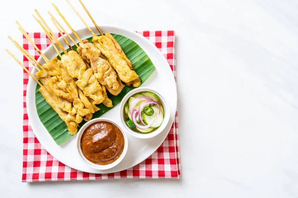 Satay sertés-grillezett sertéshússal, mogyoró mártással, vagy édes és — Stock Fotó