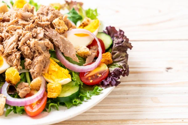 Atum com salada de legumes e ovos — Fotografia de Stock