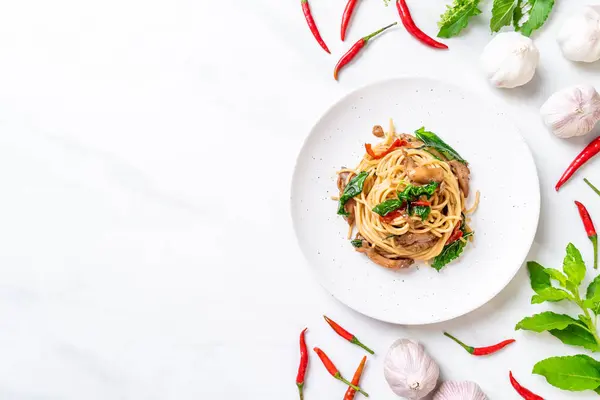 Spaghetti fritti con pollo e basilico — Foto Stock