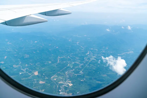 Красивий вид на небо з вікна літака — стокове фото