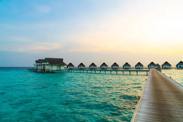 Hermosa puesta de sol tropical sobre la isla de Maldivas con bungal de agua —  Fotos de Stock