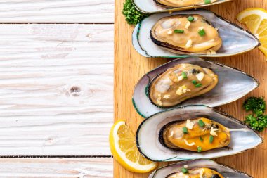 Midye limon ve sarımsak ile