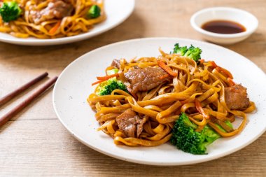 domuz ve sebze ile kızarmış erişte