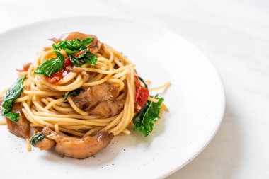 tavuk ve fesleğen ile karıştırın-kızarmış spagetti