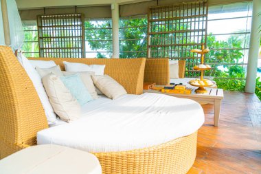 veranda sandalyesinde rahat yastık