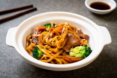 domuz ve sebze ile kızarmış erişte