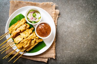 Domuz Satay-ızgara domuz fıstığı sosu veya tatlı ile servis ve 