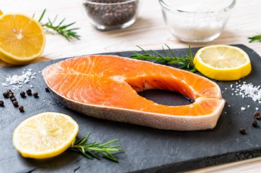 taze çiğ somon fileto biftek