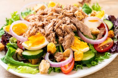 Sebze salatası ve yumurta ile tuna