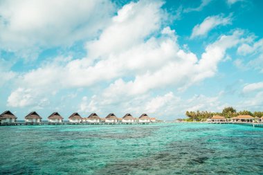 plaj ve deniz ile tropikal Maldivler tatil otel ve ada