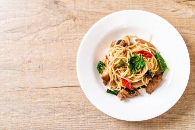 tavuk ve fesleğen ile karıştırın-kızarmış spagetti