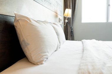 Beyaz rahat yastıklar 