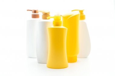 Beyaz arka plan üzerinde şampuan veya saç kremi şişe