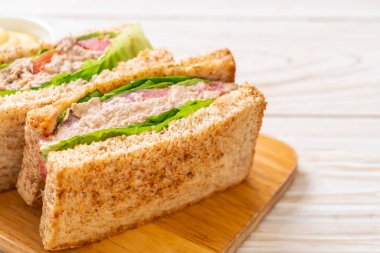 Ev yapımı ton balıklı sandviç 