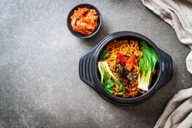 sebze ve kimchi Koreli anlık erişte