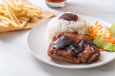 teriyaki sosu ve pirinç ile ızgara tavuk