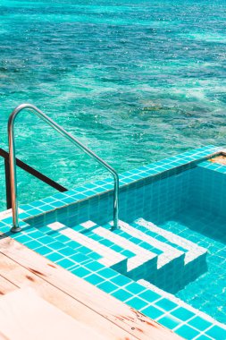 Maldivler deniz arka plan ile Yüzme Havuzu